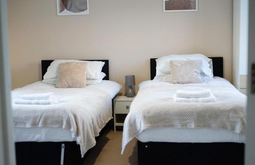 Reading House | Family & Business Stays In RG2 - Sleeps Up to 12!