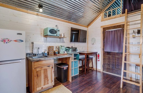 Paluxy Cabin | Family Cabin Suites on Ranch: Hot Tub, Fire Pits, Fishing
