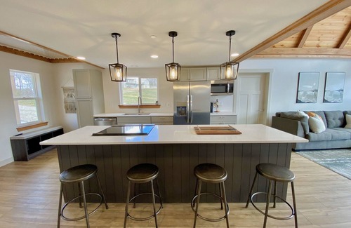 Branson Cabin | Family Cabin with Treehouse & Pond near Branson