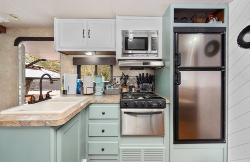 Bearss Plaza House | Family Campsite Wi-Fi, Hot Tub & Outdoor Games