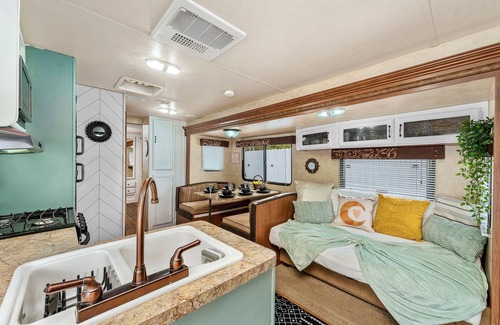 Bearss Plaza House | Family Campsite Wi-Fi, Hot Tub & Outdoor Games