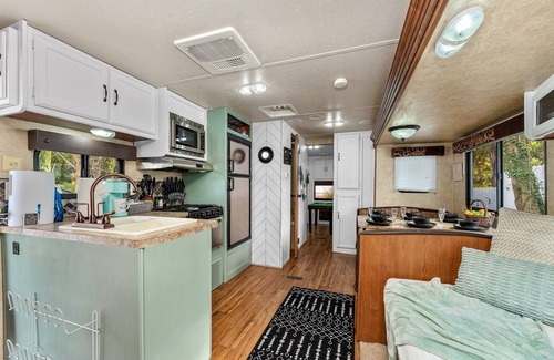 Bearss Plaza House | Family Campsite Wi-Fi, Hot Tub & Outdoor Games