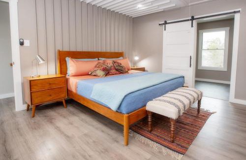 Near East Side House | Family Casa San Antonio Steps to Alamo Riverwalk Pkg
