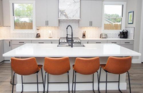 Near East Side House | Family Casa San Antonio Steps to Alamo Riverwalk Pkg