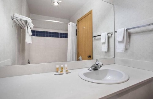 Sequim Resort | Family-Centric Units Near Olympic State Park! Queen Beds,Pool, Picnic Area