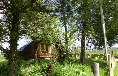 Le Vernet Cottage | Family chalet near Vichy, terrace, pets allowed