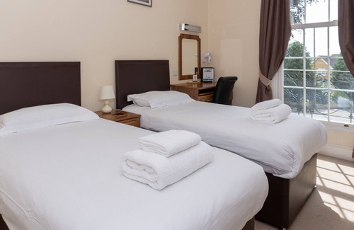 Retford House | Family Ensuite at The Lawns Guest House