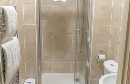 Retford House | Family Ensuite at The Lawns Guest House