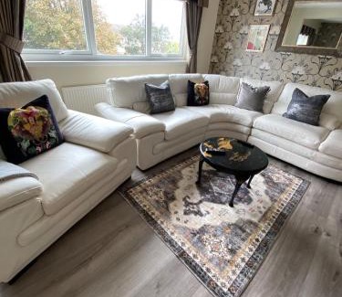 Poulton-le-Fylde Apartment | Family Escape, Blackpool Attractions Nearby coast