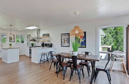 Gresham House | Family Estate w/Views | Hot Tub + Guesthouse