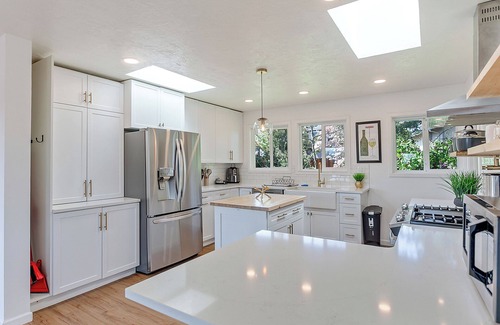 Gresham House | Family Estate w/Views | Hot Tub + Guesthouse