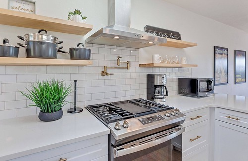 Gresham House | Family Estate w/Views | Hot Tub + Guesthouse