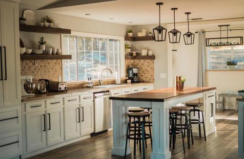 Ahwahnee Villa | Family Farmhouse by Casa Oso with views and spa