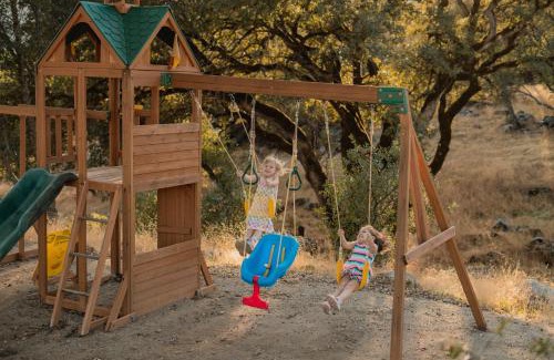 Ahwahnee Villa | Family Farmhouse by Casa Oso with views and spa