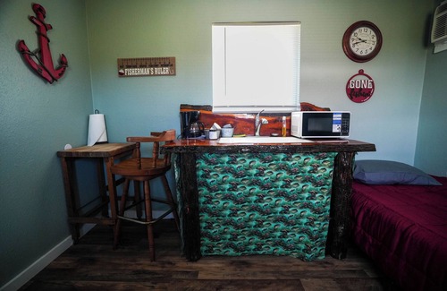 Plantersville Cabin | Family Farms Cabin 3 - Twin Beds, Lake View, and w/Peaceful Nights - Sleeps 2