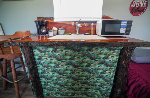 Plantersville Cabin | Family Farms Cabin 3 - Twin Beds, Lake View, and w/Peaceful Nights - Sleeps 2
