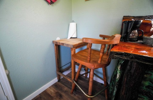 Plantersville Cabin | Family Farms Cabin 3 - Twin Beds, Lake View, and w/Peaceful Nights - Sleeps 2