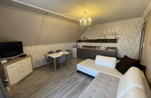 Morahalom House | Family Friendly 2 Bedroom and Living (65 m2)