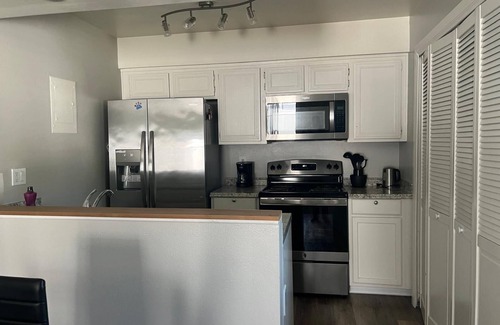 Santa Clarita Condo | Family-Friendly 2BR Condo, Near Six Flags & Hiking Trails w/Shared Pool