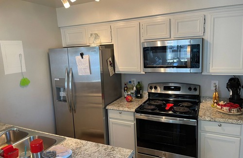 Santa Clarita Condo | Family-Friendly 2BR Condo, Near Six Flags & Hiking Trails w/Shared Pool