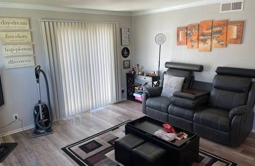 Santa Clarita Condo | Family-Friendly 2BR Condo, Near Six Flags & Hiking Trails w/Shared Pool