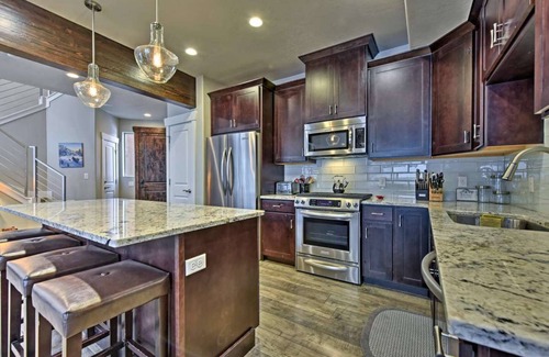 Pinebrook House | Family friendly 3 bdrm, hot tub, close to Canyons Village, interior designed