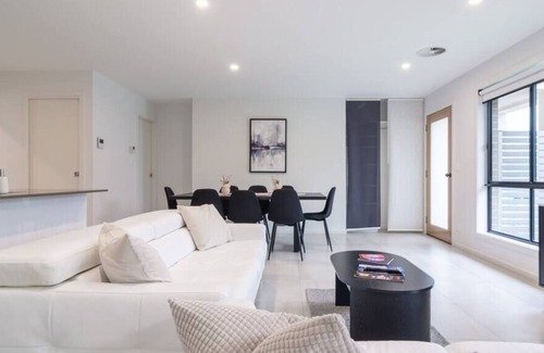 Moncrieff House | Family friendly 3 bedroom house in Canberra!!