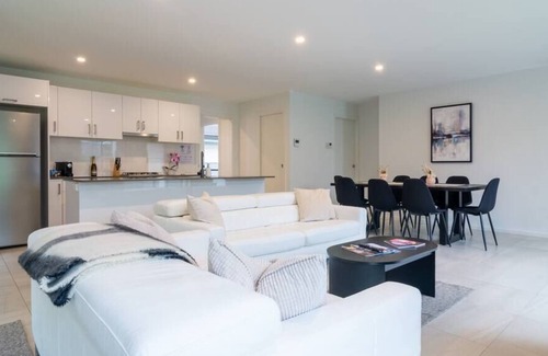 Moncrieff House | Family friendly 3 bedroom house in Canberra!!