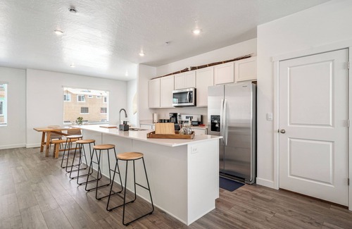 American Fork House | Family-Friendly 3-Story Home Sleeps 8