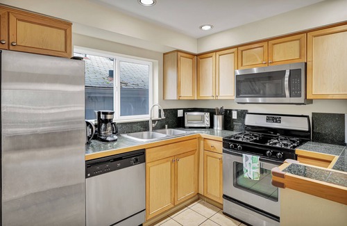 Interbay House | Family Friendly 3BR Minutes from Downtown