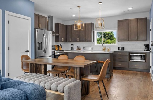 Talbot's Corner House | Family-Friendly 3BR Townhouse | GameRoom & Balcony