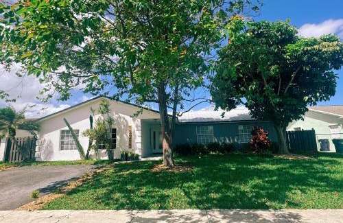 Princeton Villa | Family Friendly 4Bedroom, 3Bathroom, Hot Tub, BBQ, near Everglades, Miami MetroZoo
