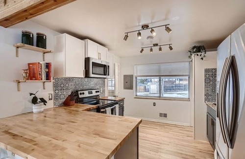 Lamar Heights Area House | Family-Friendly 4BR w/2 Kitchens, Yard & Office Near Denver Parks