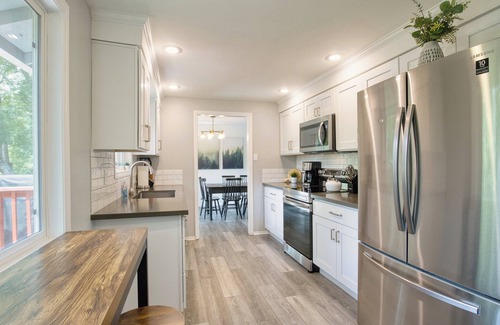 Gresham House | Family-Friendly 5BR Retreat – Hot Tub & Game Room