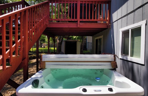 Gresham House | Family-Friendly 5BR Retreat – Hot Tub & Game Room