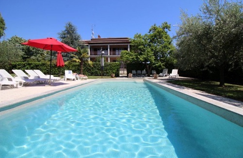 Vrvari Apartment | Family-friendly apartment for 4 - 8 people with salt water pool and parking