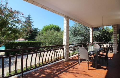 Vrvari Apartment | Family-friendly apartment for 4 - 8 people with salt water pool and parking