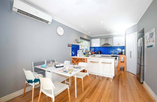 Ringwood East House | Family-Friendly 2BR Home Near Eastland BBQ, Toys & Free Parking