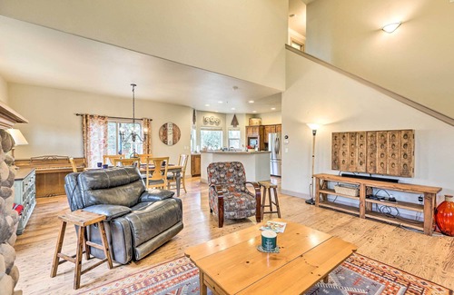 Mountain View House | Family-Friendly Bend Home w/Hot Tub & Yard!