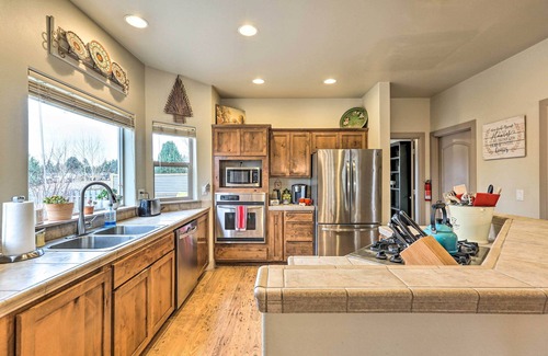 Mountain View House | Family-Friendly Bend Home w/Hot Tub & Yard!