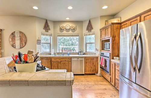 Mountain View House | Family-Friendly Bend Home w/Hot Tub & Yard!