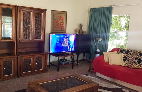 Mahikeng House | Family friendly,clean, spacious,modern,business desk,fast WiFi,secured,quite