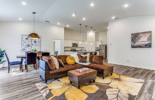 Crowley House | Family Friendly Cozy 4 Bedroom, Free Snacks & Coffee