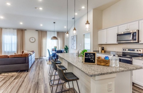Crowley House | Family Friendly Cozy 4 Bedroom, Free Snacks & Coffee