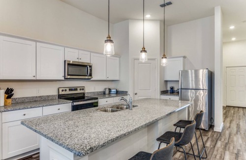 Crowley House | Family Friendly Cozy 4 Bedroom, Free Snacks & Coffee