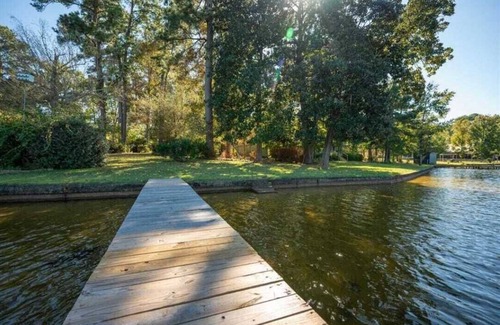 Hillister House | Family-friendly cozy lake house on private lake in Ivanhoe, TX.