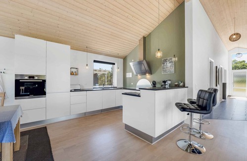 Skals House | Family-friendly holiday home w. hot tub and sauna