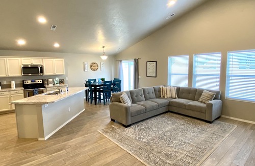 Star House | Family Friendly Home! Come Kick Back and Relax.