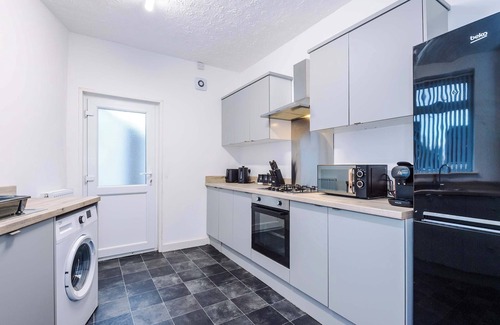 Belle Vue House | Family-Friendly House with Free Parking
