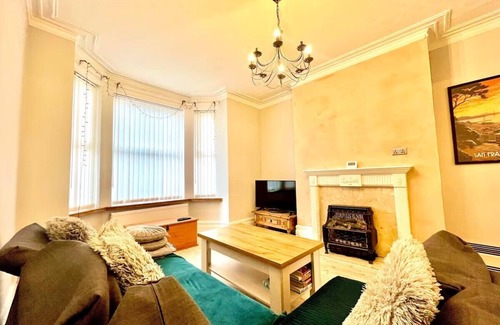 Openshaw House | Family-Friendly House Near Etihad & City Centre